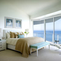 Светлая спальня с видом на море