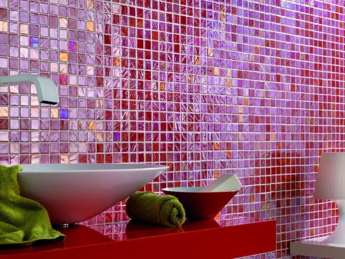 Отделка ванной комнаты мозаикой красных оттенков