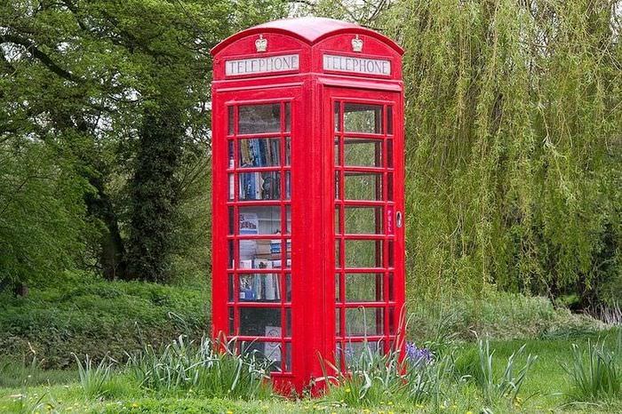 Английская телефонная будки красного цвета в ландшафтном дизайне