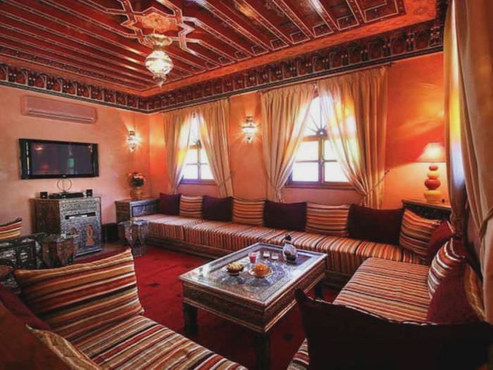 Красный цвет в интерьере марокканской гостиной