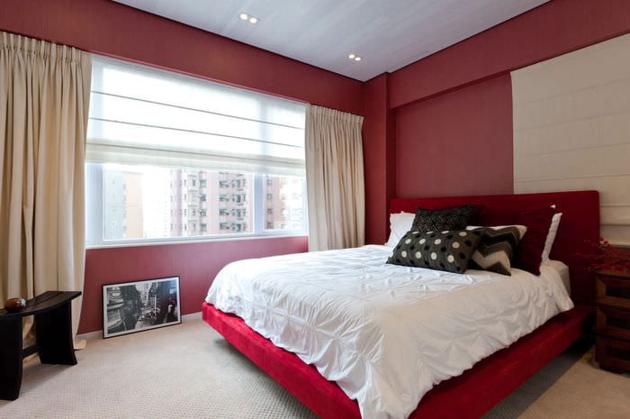 Интерьер спальни в стиле минимализма с красными стенами