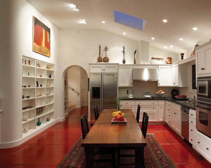 Интерьер кухни частного дома с красным полом