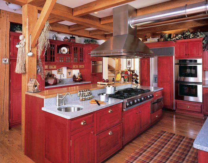 Интерьер кухни в стиле кантри с преобладанием красного цвета