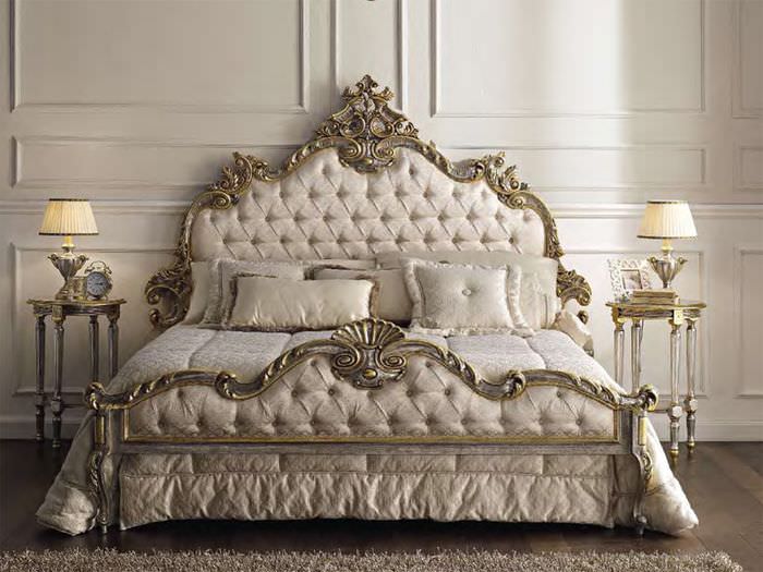 Деревянная кровать в красивой спальне классического стиля