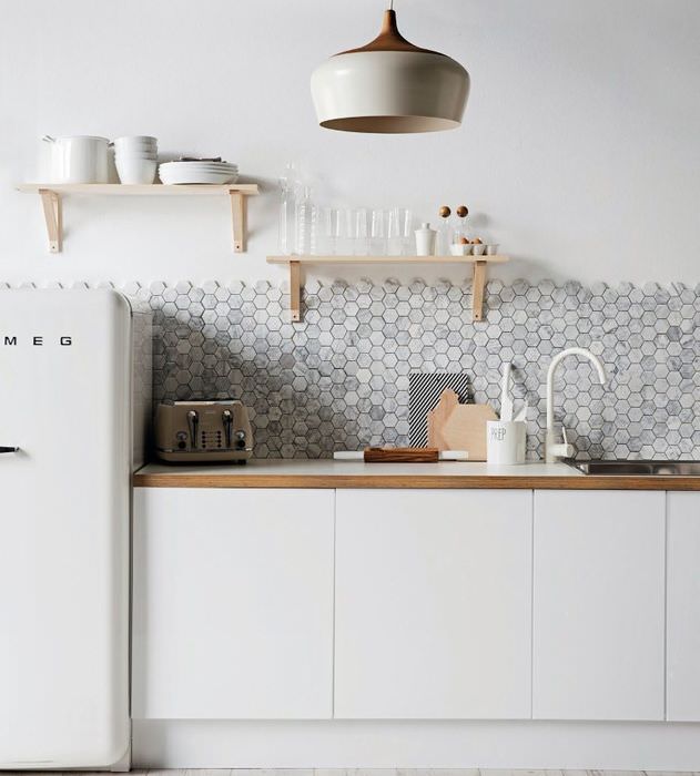 Интерьер белой кухни в стиле минимализма