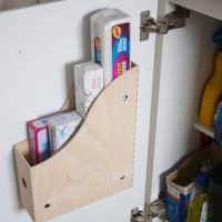Хранение мелочевки на дверце шкафчика