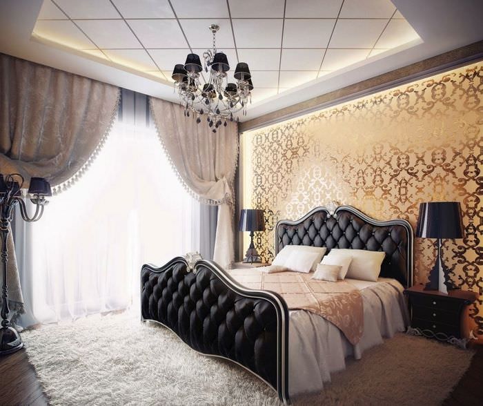 Декорирование стены в спальне обоями с золотым принтом
