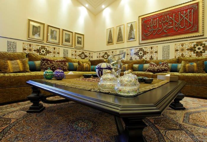 Журнальный столик в гостиной марокканского стиля