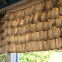 Занавески из мешковины в оформлении кухонного окна