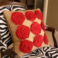 Красные розы на подушке из мешковины