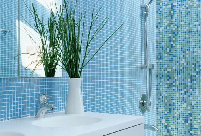 Отделка стен ванной мозаикой в морской тематике