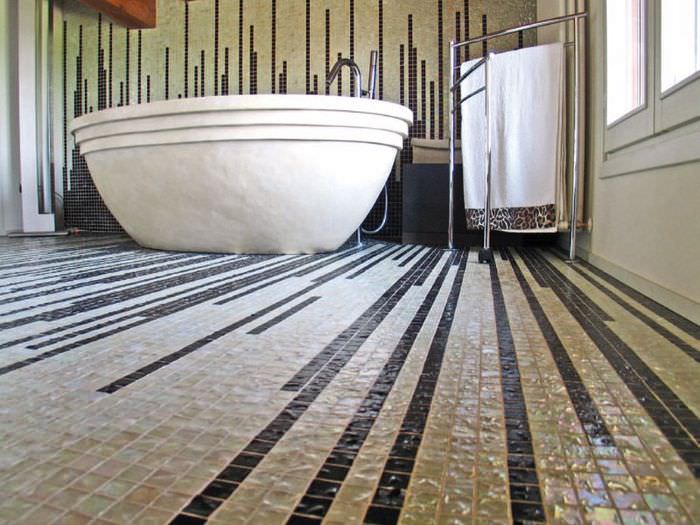 Керамическая мозаика на полу ванной комнаты городской квартиры