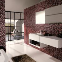 Рельефная мозаика на стенах ванной комнаты