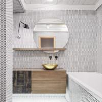Облицовка ванной шестиугольной мозаикой белого цвета