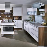 Мебельный гарнитур с белыми фасадами на кухне в стиле минимализма