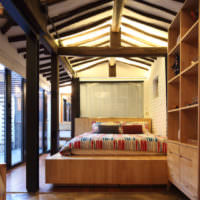 Деревянные конструкции в интерьере спальни