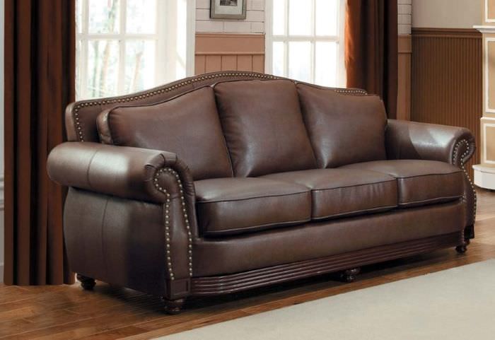 Темно-коричневый диван с обивкой из натуральной кожи