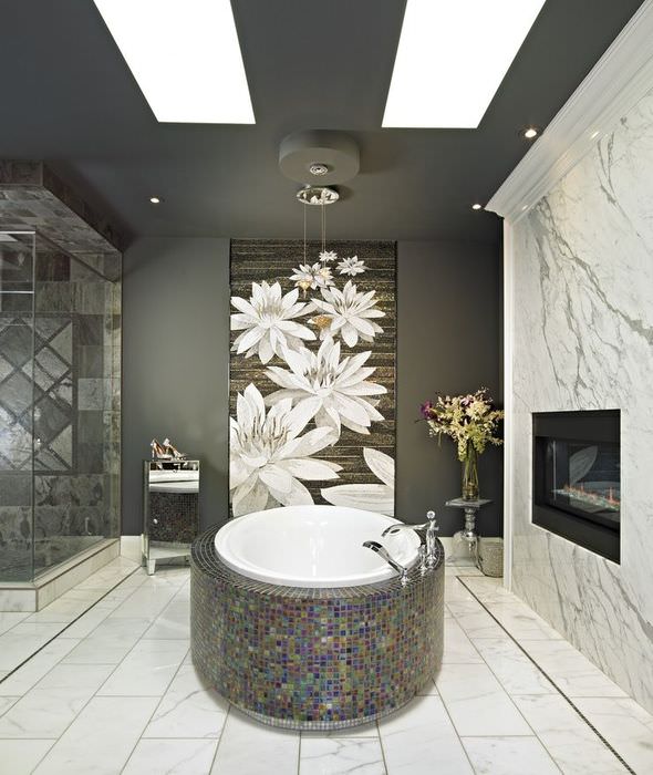 Круглая ванна с облицовкой мозаикой