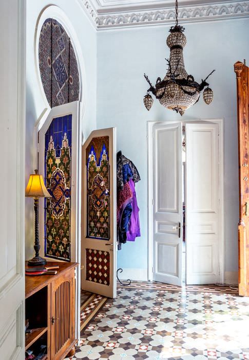 Двери с витражами в прихожей марокканского стиля