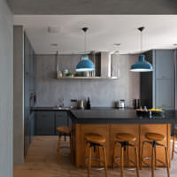 Серый интерьер кухни-гостиной частного дома