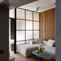 Светлый диван в гостиной индустриального стиля