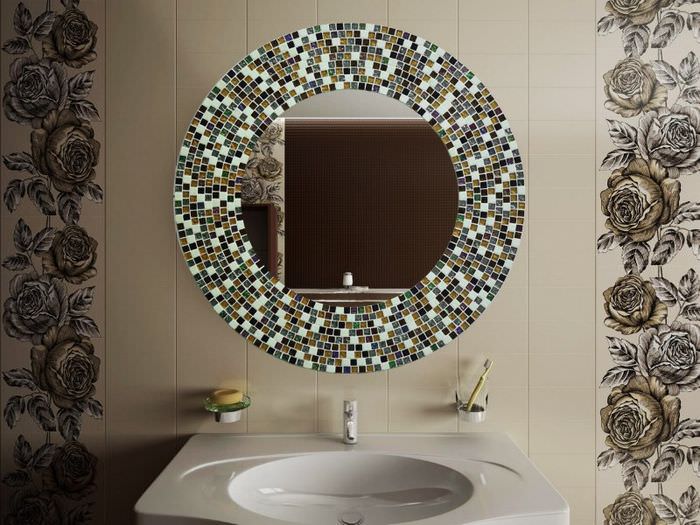 Зеркало с рамой из мозаики в ванной комнате