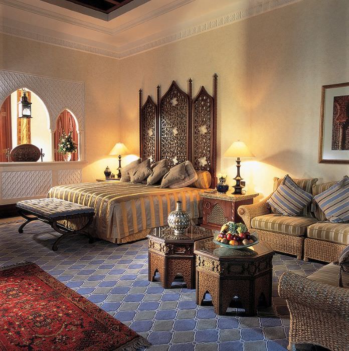 Богатая обстановка спальной комнаты в марокканском стиле
