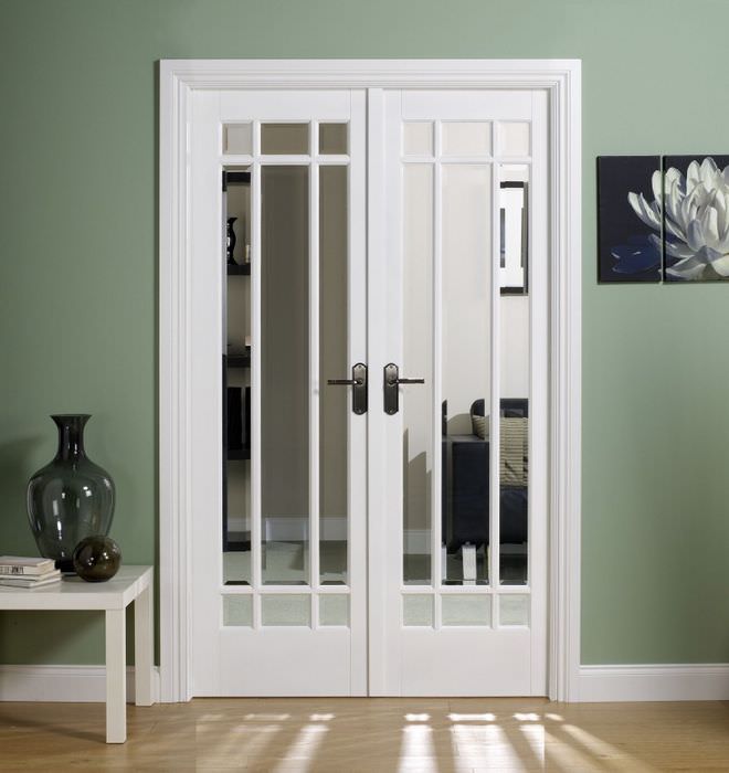 Белая двустворчатая дверь со стеклянными вставками