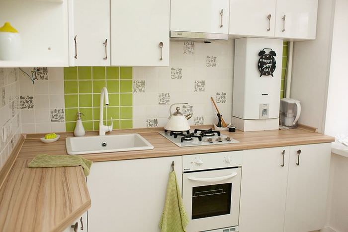 Дизайн кухонного пространства с открытым газовым котлом