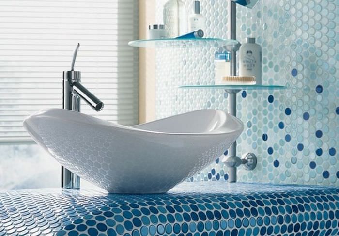 Пример отделки столешницы в ванной мозаикой круглой формы