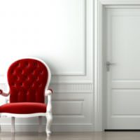Бардовое кресло в белом интерьере