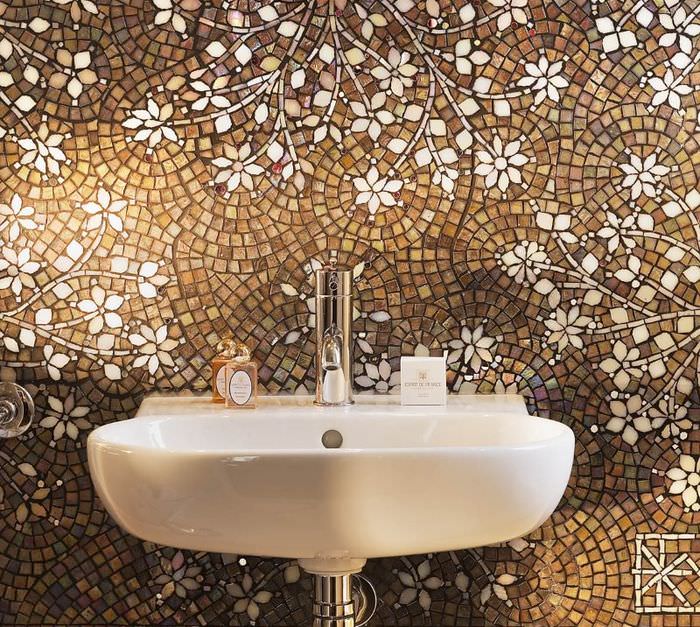 Оформление стены в ванной с помощью керамической мозаики