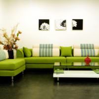 Зеленый диван в комнате с белыми стенами