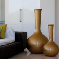 Декор спальни вазами различного размера