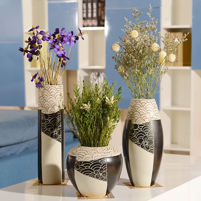 Черно-белые вазы напольного типа с растениями 