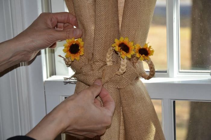 Завязка из цветов для штор из мешковины