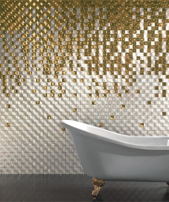Белая ванна на фоне стены с золотистой мозаикой