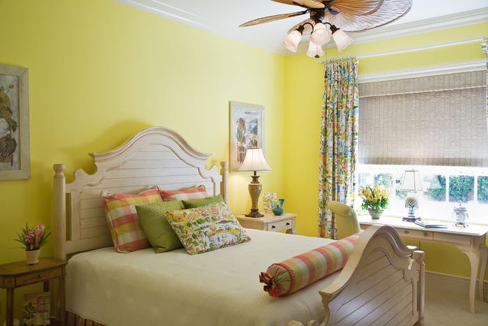 Покраска стен спальни в желтый оттенок