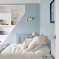 Голубые стены в спальне с белой кроватью