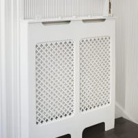Белый декоративный экран для радиатора системы отопления