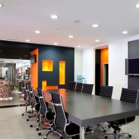 Интерьер офиса в черно-белом цвете с акцентами оранжевого тона
