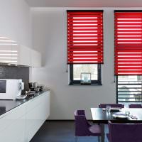 Красные рулонные шторы в белой кухне