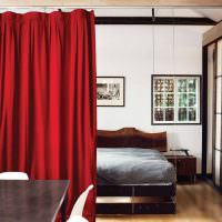 Зонирование спального места с помощью шторы
