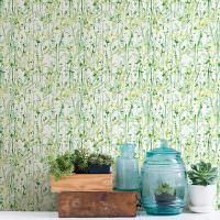 Стена с бумажными обоями с растительным принтом