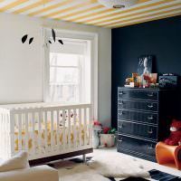 Полосатый потолок в комнате для новорожденного
