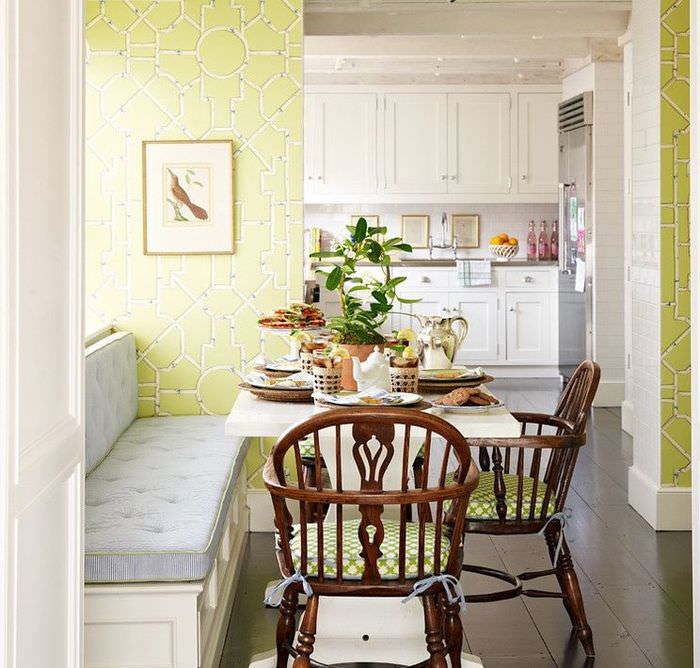 Зеленые обои с геометрическим орнаментом на стенах кухни