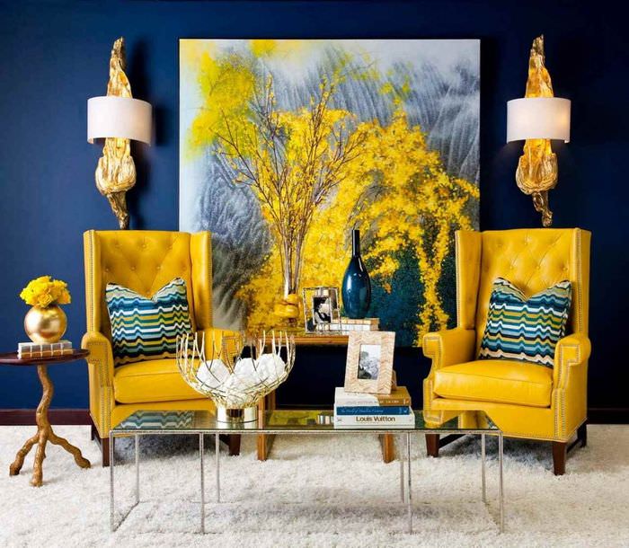 Два желтых кресла в гостиной с синей стеной