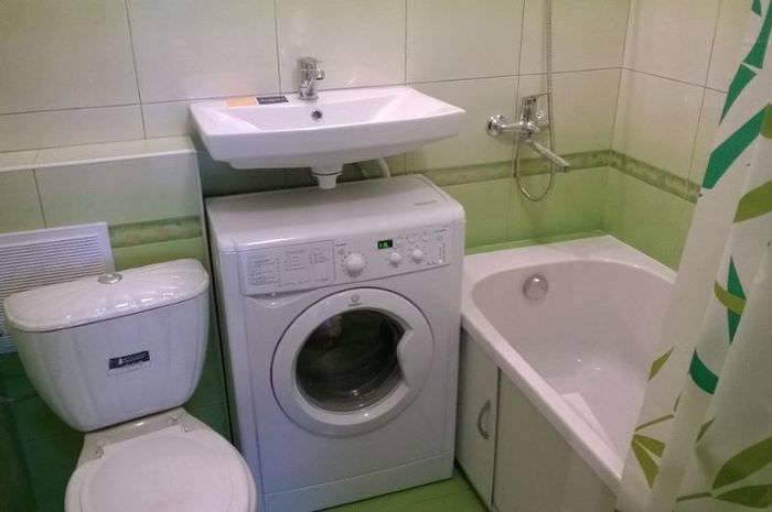 Узкая стиральная машина мод раковиной в ванной комнате