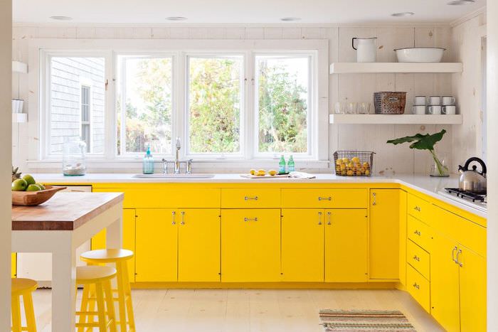 Желтые стулья в интерьере кухни-столовой
