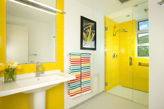 Использование желтого оттенка в ванной комнате